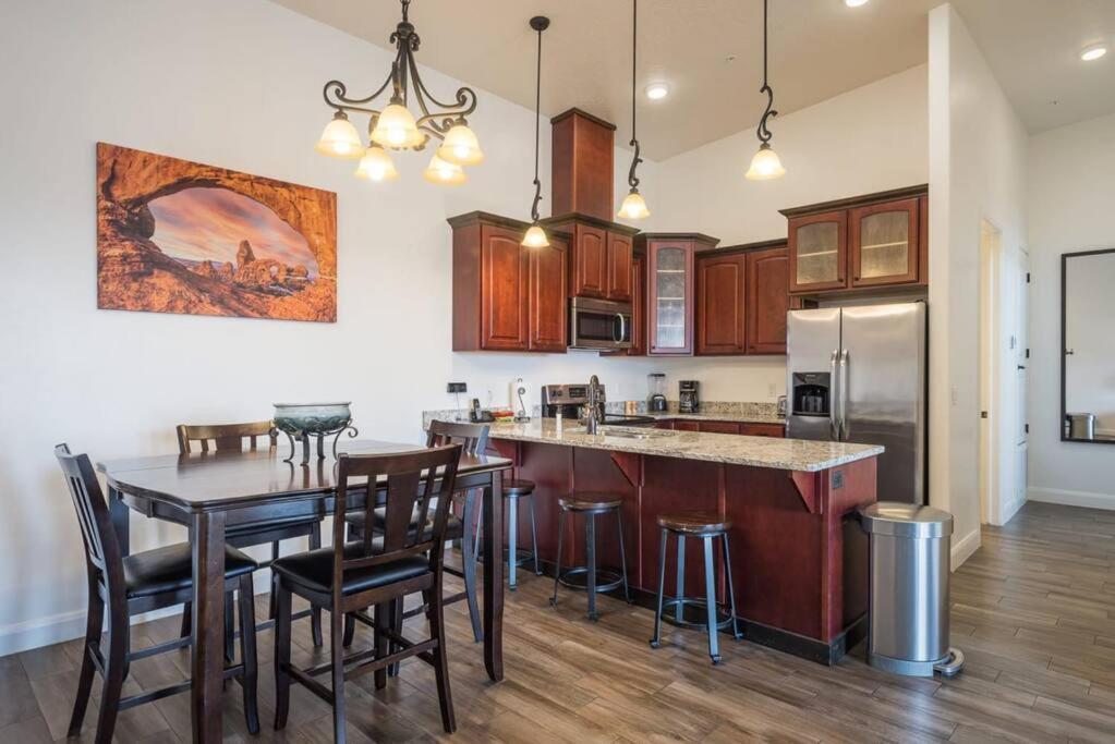 Luxury Downtown Rental - La Dolce Vita Villa #3 Моаб Экстерьер фото